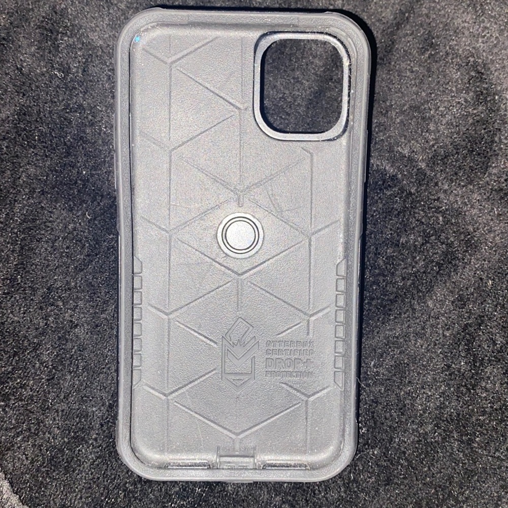 iPhone Black Otter-box comes w/ a pop socket🍩